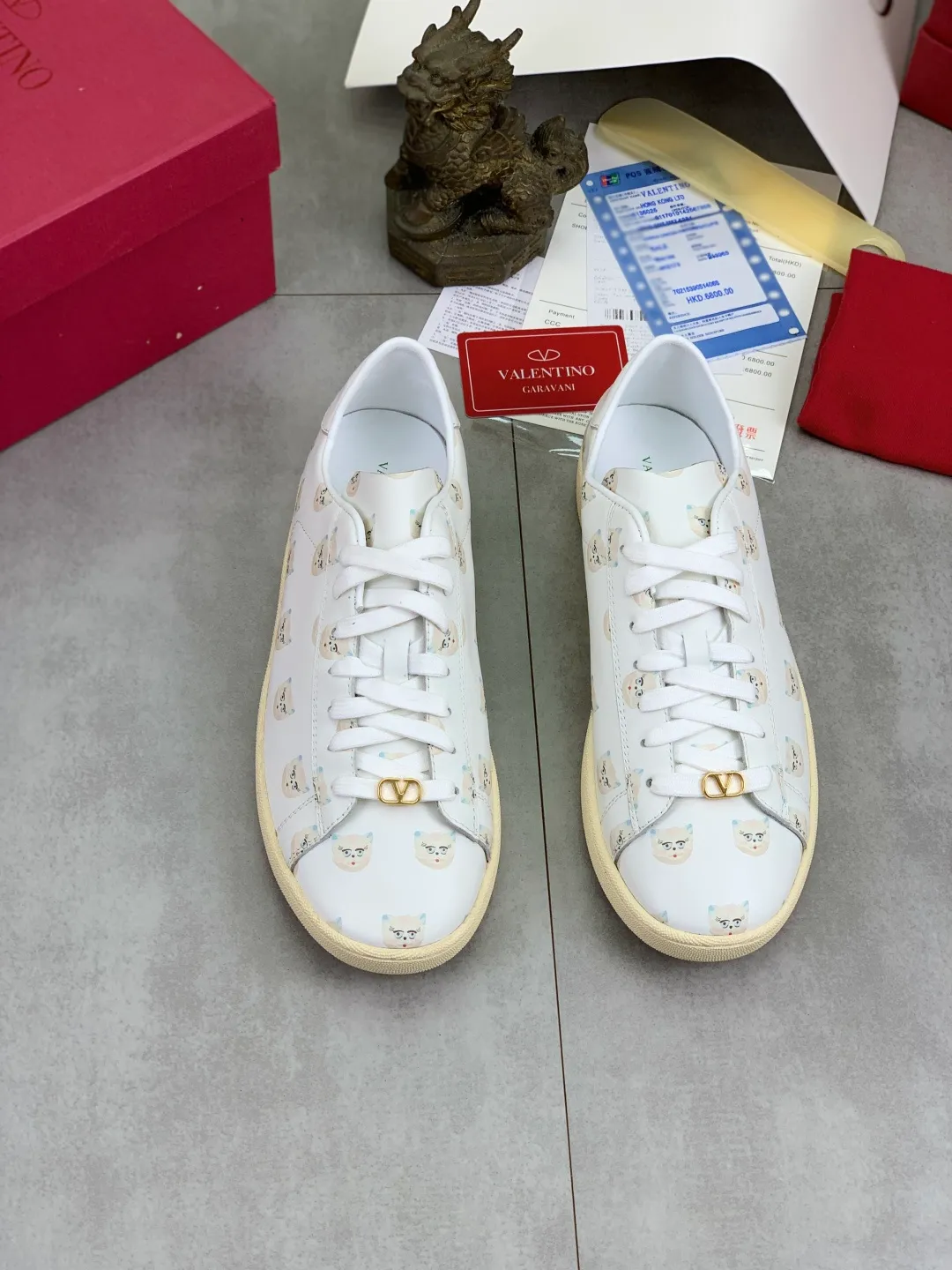 Men's men's shoes 💰P520 New style 💰 Top version Valentino Valentino 25/ Royco series Cherry 🍒Couple style Casual sneakers White shoes Original purchase and development Production Classic and timeless low-top sneakers outline a lazy silhouette, supplemented by low-key and restrained brand details, evolved into a must-have item in the wardrobe, comfortable and versatile!  ✔️Fabric: Original customized first-layer cowhide ✔️Inner lining: Imported breathable sheep lining ✔️Sole: Original molded anti-slip rubber material ✔️Size: 38-45